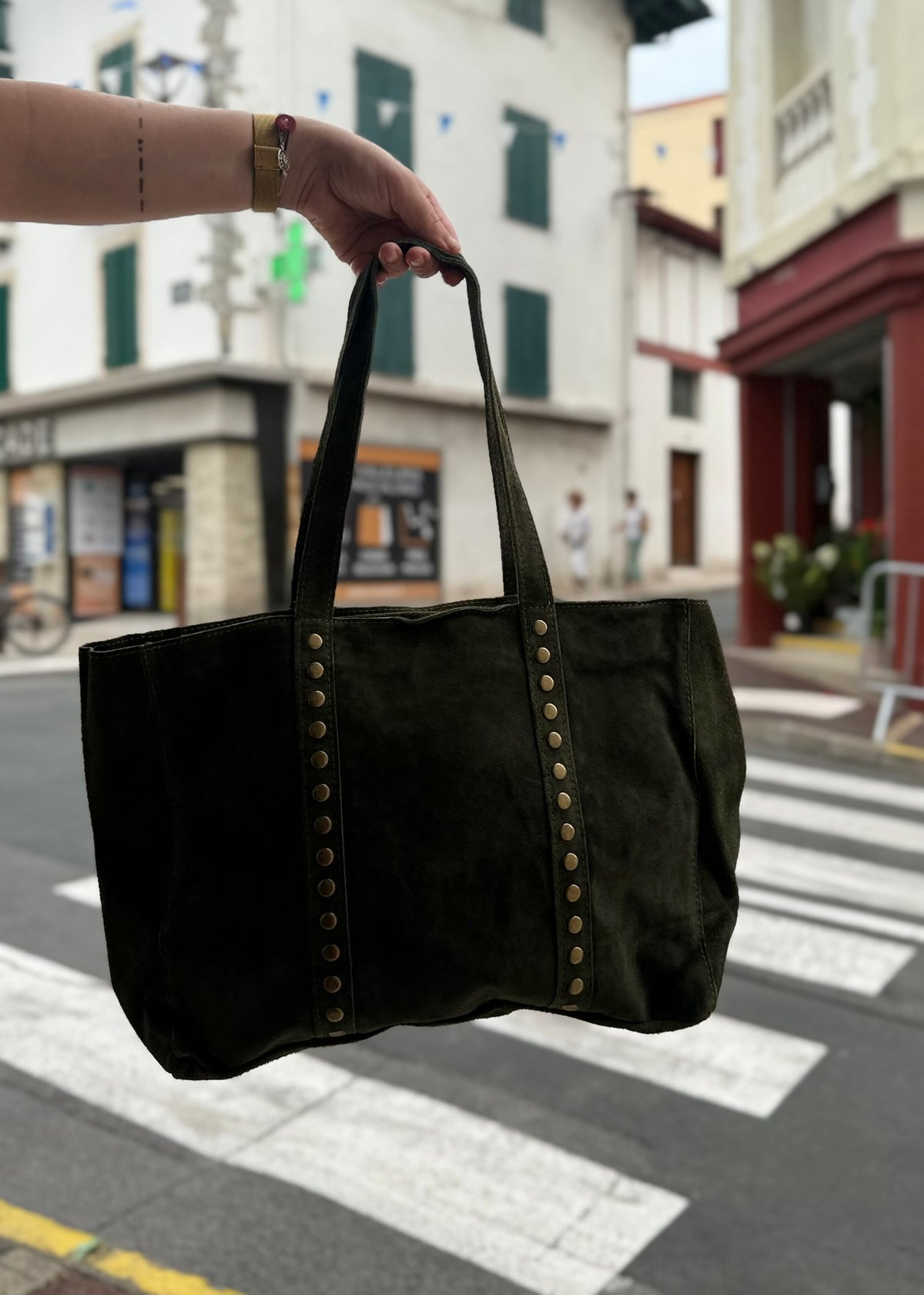 Cabas en cuir daim clouté – Kaki & Camel