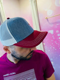 casquette confortable effet jean a l'avant grise , visiere aubergine, filet beige et reglable 