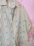 chemise rayée marron et broderies florales bleues