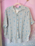 chemise oversize rayée noire et fleurs bleu