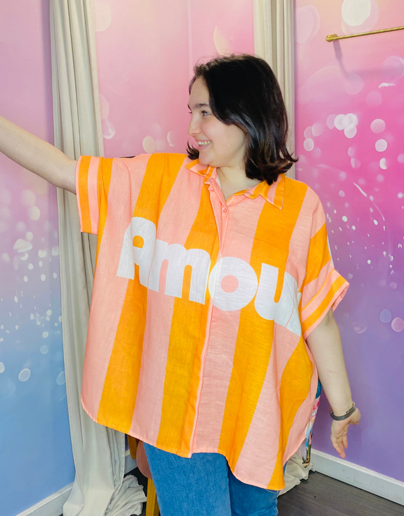 Femme portant la chemise vintage avec imprimé 