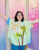 Chemise "Peace & Love" sur mannequin, affichant un look fun avec le slogan en grande lettre et un style décontracté.