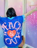  Chemise vintage "Peace & Love", vue avant avec des couleurs vives de bleu et rose, portant un slogan "Power" sur l'avant.