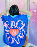 Vue arrière de la chemise avec un design coloré de palmiers, soleil, et le slogan "PEACE & LOVE" dans des couleurs vibrantes de bleu et rose.