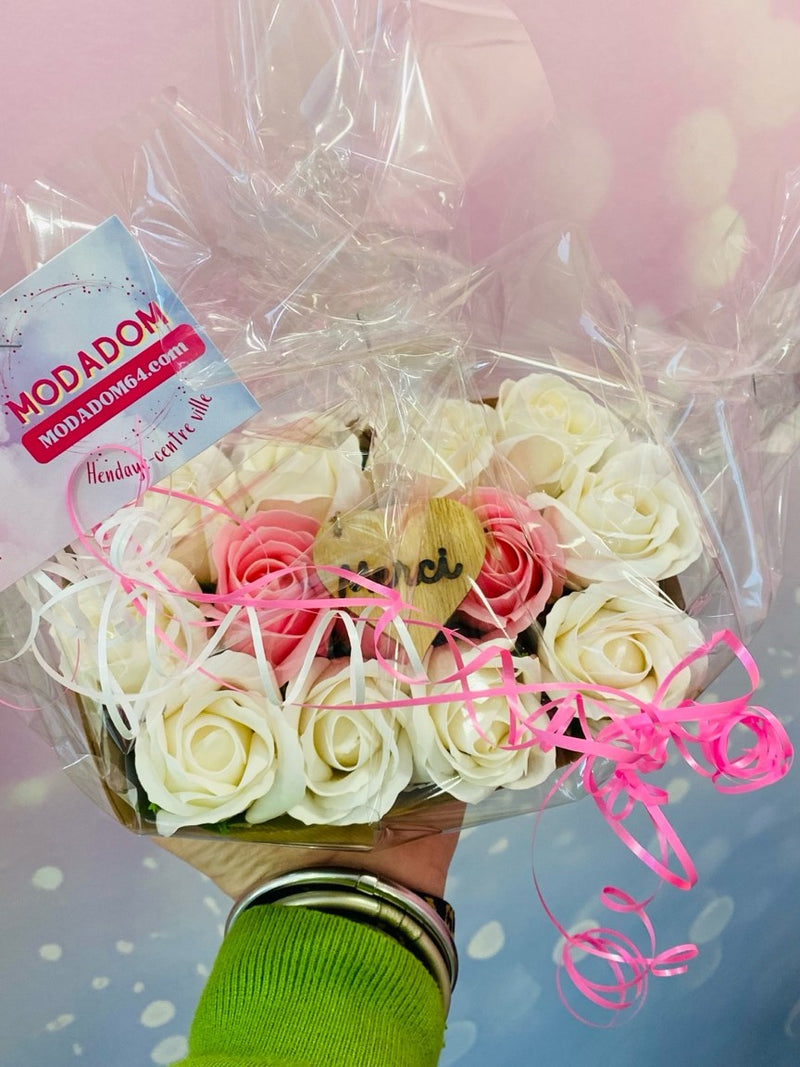 Coffret fleurs savon emballé avec ruban rose et étiquette Modadom - prêt à offrir pour la fête des mères ou comme remerciement.