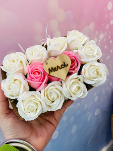  Coffret cadeau fleurs de savon blanches et roses avec porte-clé "Merci" en bois - idée cadeau fête des mères originale et parfumée.