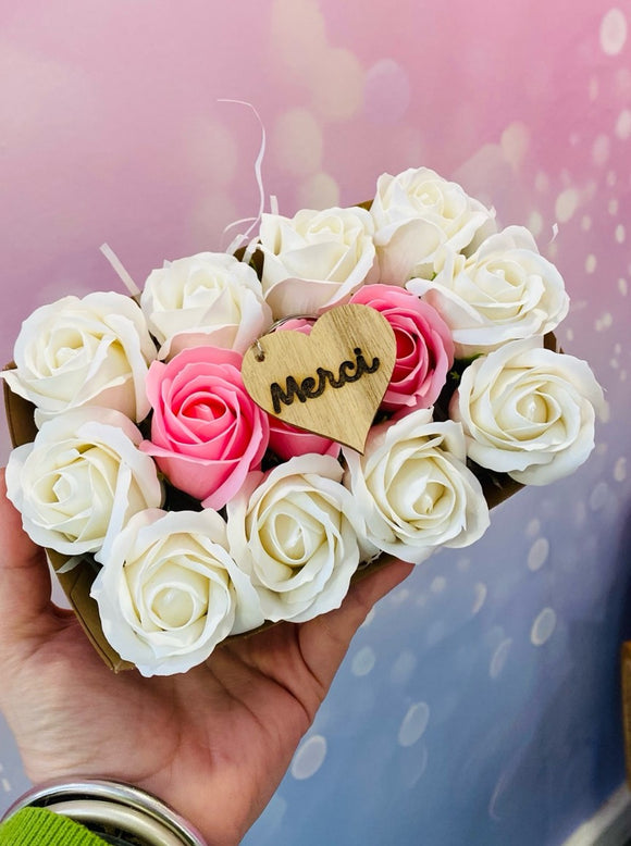  Coffret cadeau fleurs de savon blanches et roses avec porte-clé 