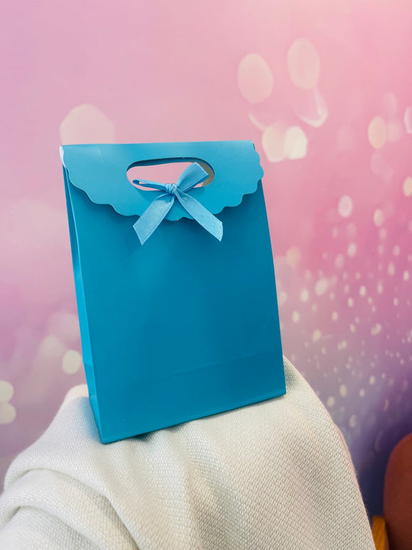 Petit sac cadeau bleu avec ruban assorti – coffret surprise femme frais, coloré et élégant, parfait pour offrir un bijou mystérieux et une attention naturelle.