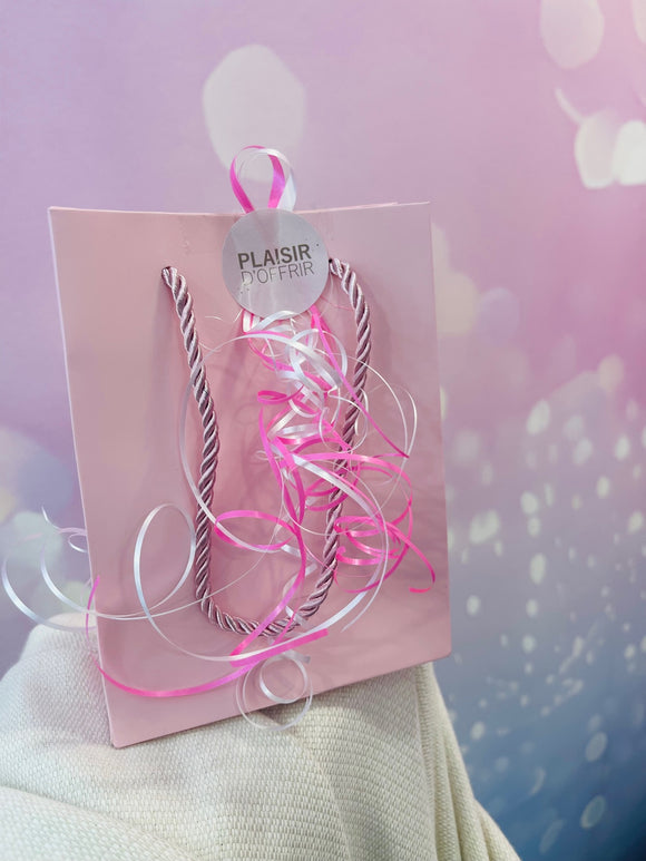 Petit sac cadeau rose “Plaisir d’Offrir” avec rubans rose et blanc – coffret surprise femme, parfait pour un cadeau doux et élégant.