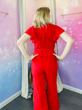 Combinaison pantalon à manches courtes volantées, avec un col cache-coeur et une taille ceinturée qui souligne la silhouette. La coupe fluide et droite offre un confort optimal tout en restant élégante. La combinaison est rouge mais il existe différents coloris. Cette pièce est idéale pour un look chic et décontracté. Egalement pour les jours de fêtes : un baptême, un mariage, une soirée mais aussi pour tous les jours. Belle idée cadeau.