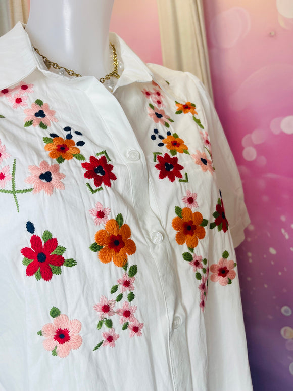 blouse blanche femme avec broderies florales colorées