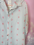 chemise oversize rayée bleu clair et fleurs roses