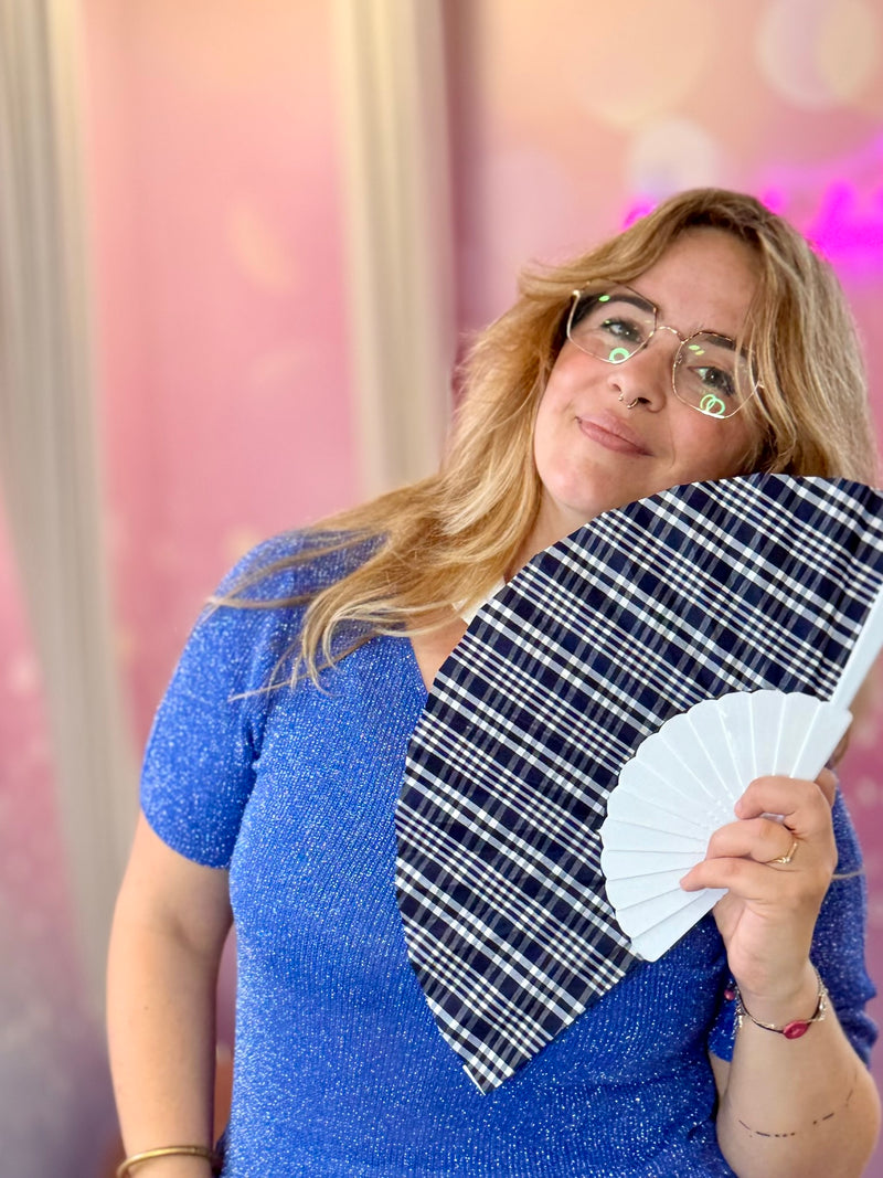 💙 Kit Fêtes de Hendaye – Spécial Hiri Besta : Éventail à carreaux + foulard blanc traditionnel