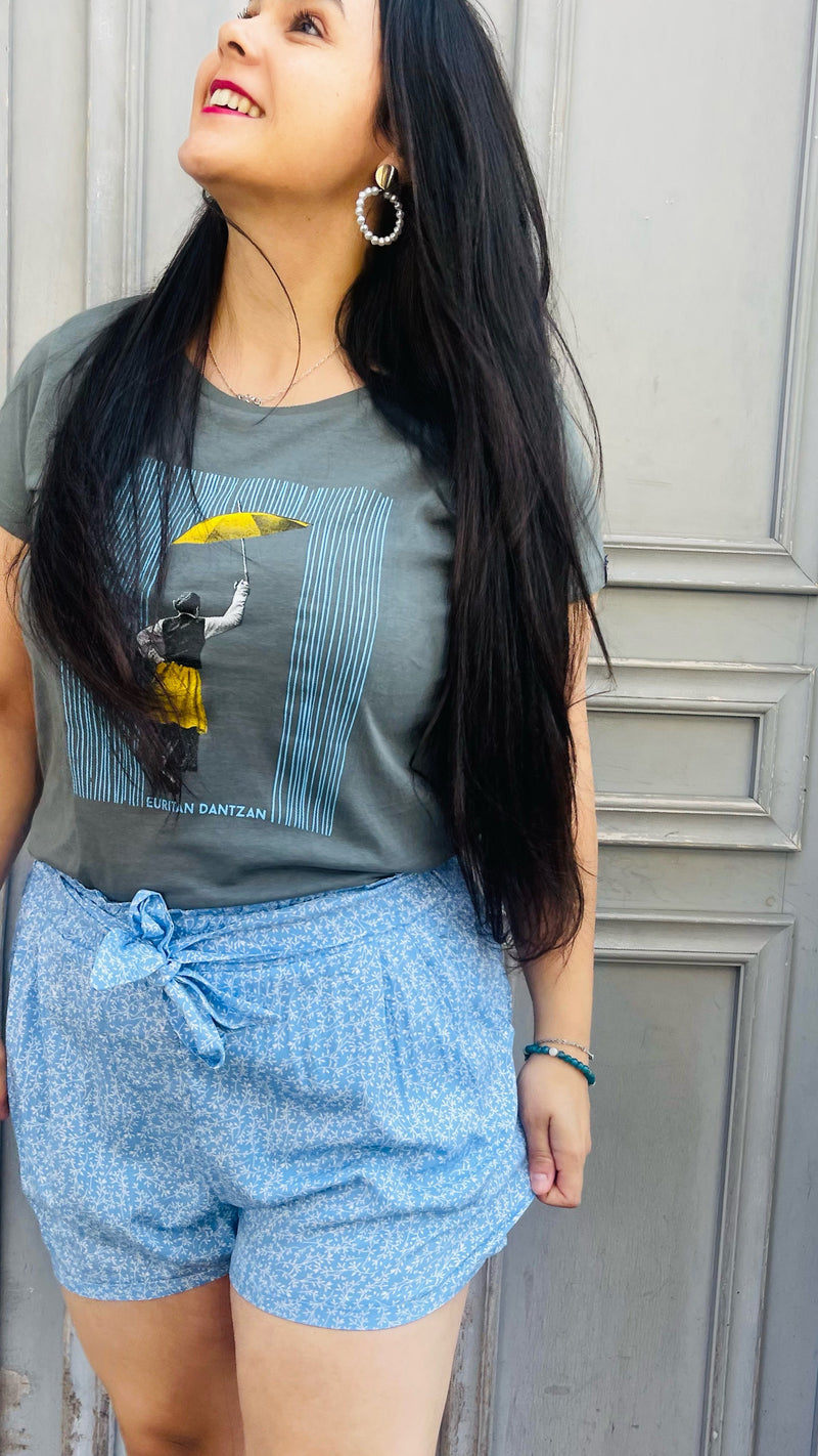 Short fluide, avec poches. Bleu pastel