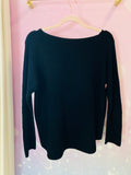 Pull réversible à manches longues, confectionné dans une maille douce et légère, offrant deux styles en un : un côté dont la couture délicate est apparente et de l'autre où elle n'est pas visible. Sa coupe fluide s'adapte à toutes les silhouettes. Le pull est noir mais existe en d'autres coloris. Un indispensable pratique et très confortable pour varier les looks au gré des envies. Une belle idée cadeau mélangeant confort et praticité. Et se porte tout au long de l'année. 
