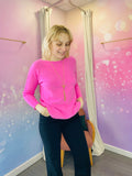 Pull réversible à manches longues, confectionné dans une maille douce et légère, offrant deux styles en un : un côté dont la couture délicate est apparente et de l'autre où elle n'est pas visible. Sa coupe fluide s'adapte à toutes les silhouettes. Le pull est rose fuschia mais existe en d'autres coloris. Un indispensable pratique et très confortable pour varier les looks au gré des envies. Une belle idée cadeau mélangeant confort et praticité. Et se porte tout au long de l'année. 