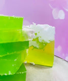 Savons artisanaux verts empilés, mousse blanche effet chantilly, ambiance fraîche et féminine