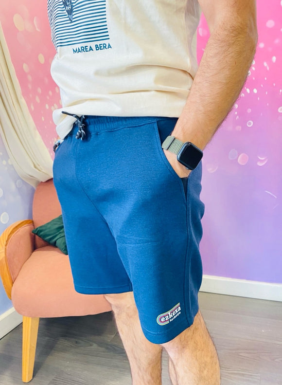 Short Ez Kexa bleu marine porté avec un t-shirt clair, look casual et confortable.