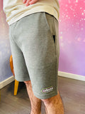Short Ez Kexa kaki porté, vue latérale avec poche zippée et logo thermocollé.