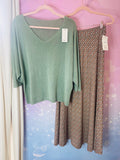 Combo “Sauge Chic” – Jupe fluide & pull doux