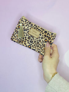 Trousse léopard douce avec pompon doré, idéale pour organiser tes petites affaires avec style. Dimensions parfaites (16 cm x 10 cm) pour le maquillage, les clés ou comme petite pochette de soirée. Un design élégant et pratique à la fois. 🐆✨