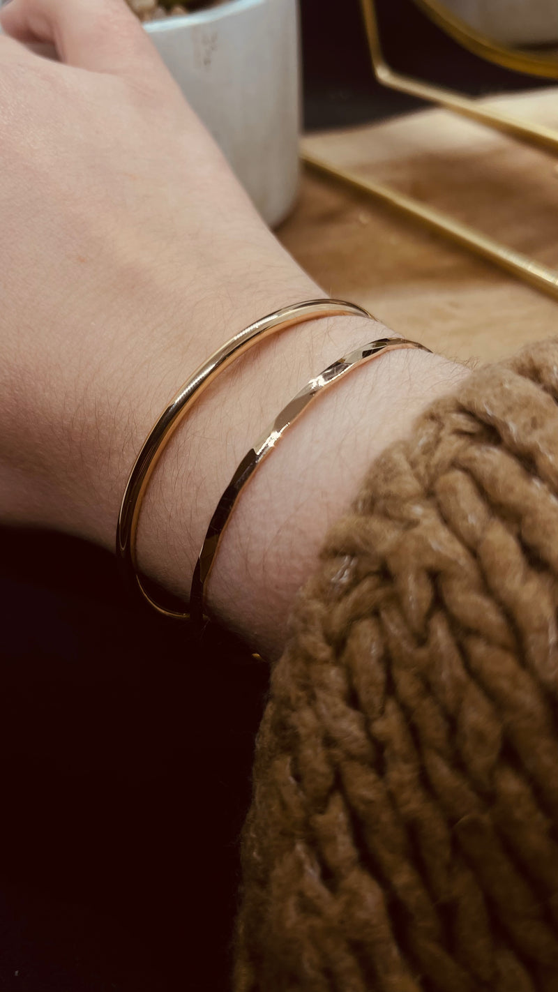 Jonc rond plaqué or .62cm. Faceté